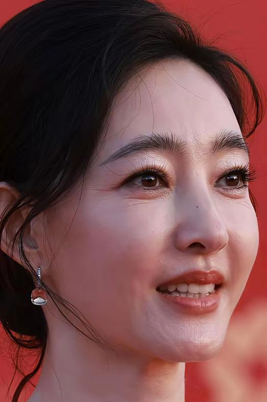 王丽坤的高清怼脸拍：眉若墨化，睛若点漆，睫毛长翘，齿如珠贝，唇若丹霞，琼鼻秀挺！