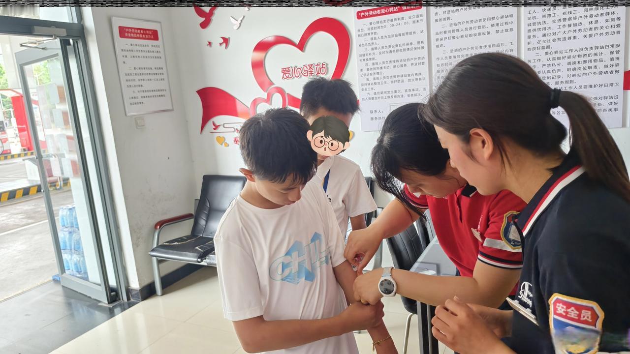 【路遇学生受伤 石化员工暖心帮忙】7月2日，山西晋城兰花路加能站员工安琪在出站口