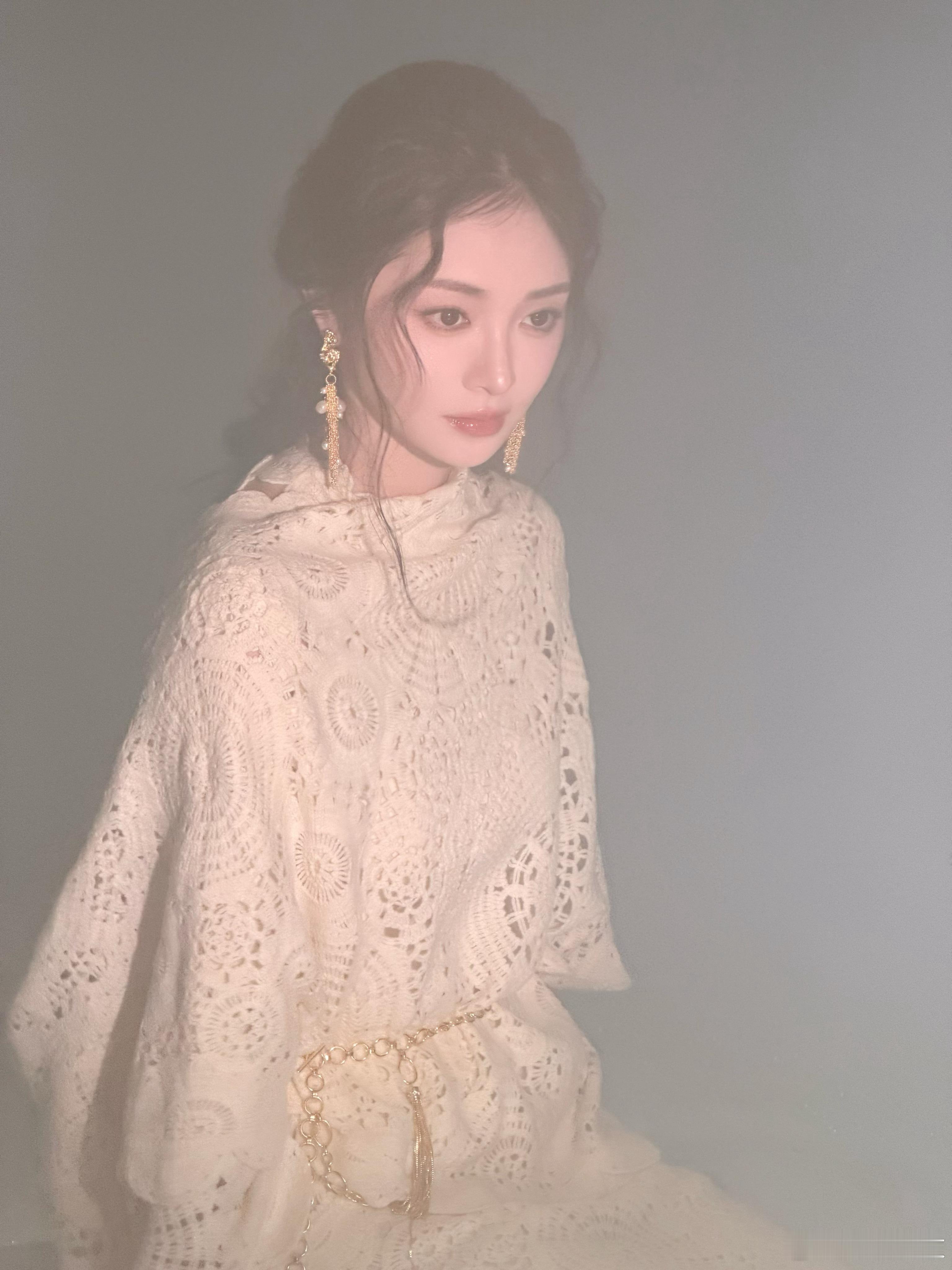 还以为周洁琼周围是仙气还以为周洁琼周围是仙气，都美成明珠了，好有神性美啊周洁琼美