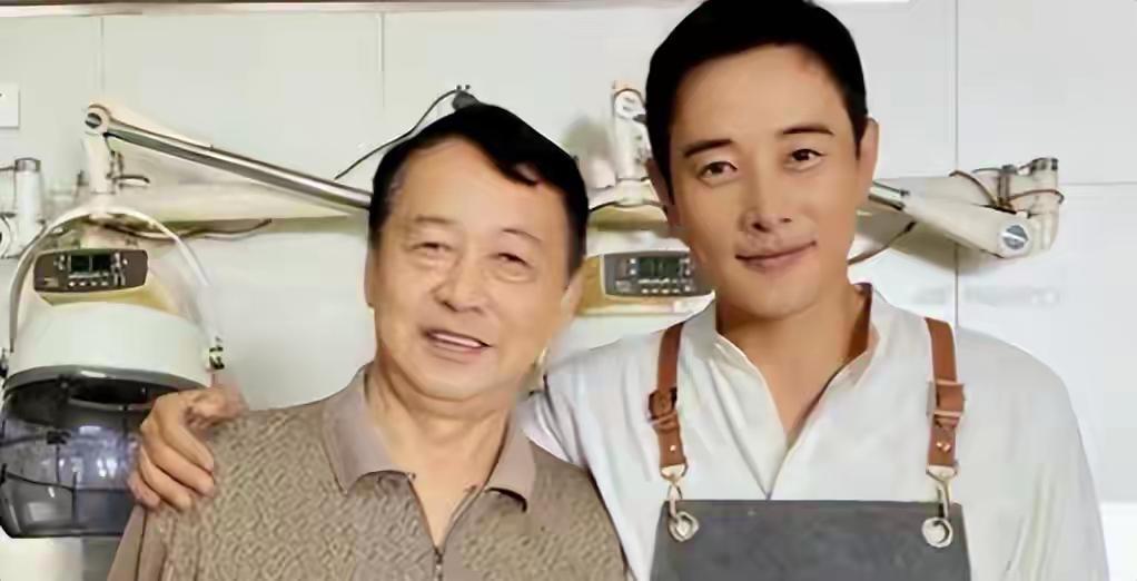 演员罗晋有没有离婚？估计从父亲葬礼上就能看出来结果了，唐嫣就在他的身后，没有网传