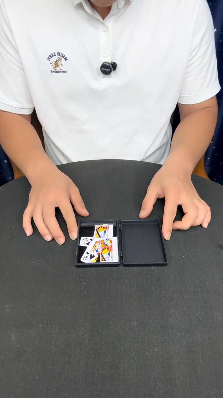今天我来表演一个从来没有失过手的魔术。你把这张扑克牌撕碎，撕碎之后把它放进这个盒