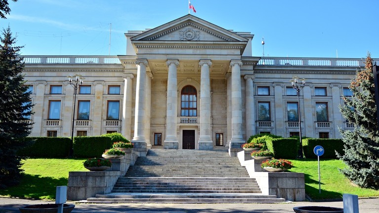 波兰议会下院议会通过决议，要求将俄罗斯驻华沙大使馆迁至更远的国防部所在地，理由是