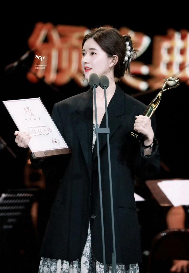 没想到这么久还能看到雀跃姐发的
陈芊芊时期领奖新图
露思的第一个奖🏆
以后一定