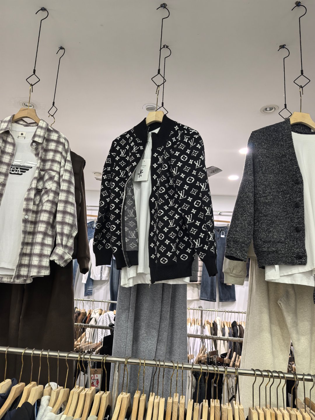 乡镇的服装店，被LV发现了要告他侵权了[笑cry] ​​​
