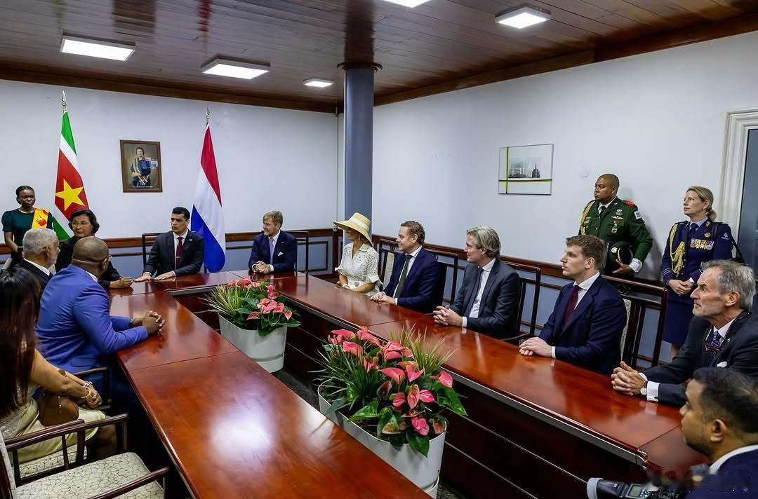 荷兰王室 🇳🇱🇸🇷12月1日，国王夫妇访问苏里南的国民议会和法院。世界各