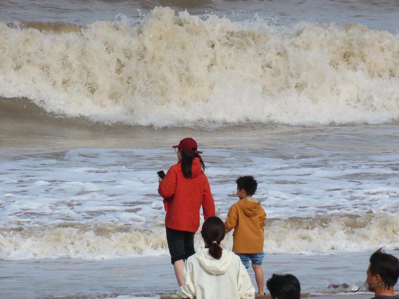 海浪翻卷，沙滩踏浪。