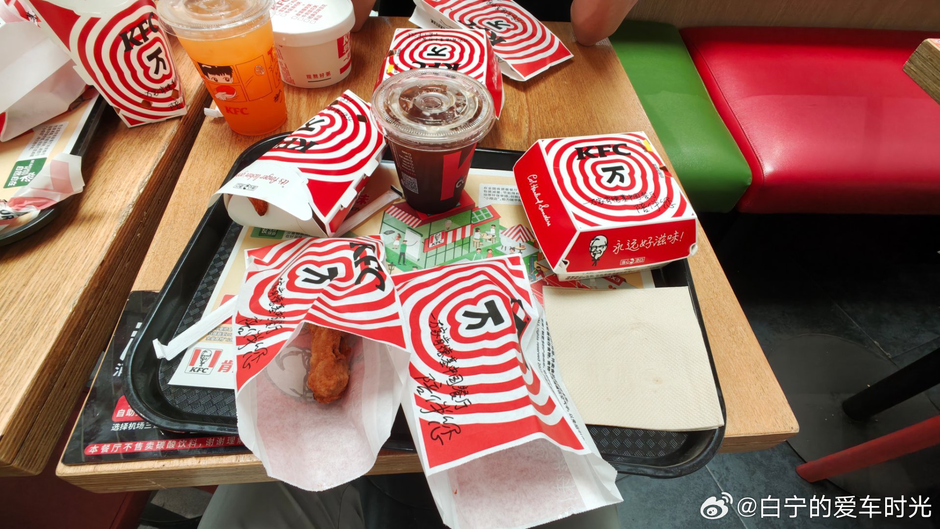 上顿饭还是24小时前，这顿本来想去整点健康的，直到在机场遇到了这两位。原味鸡真香