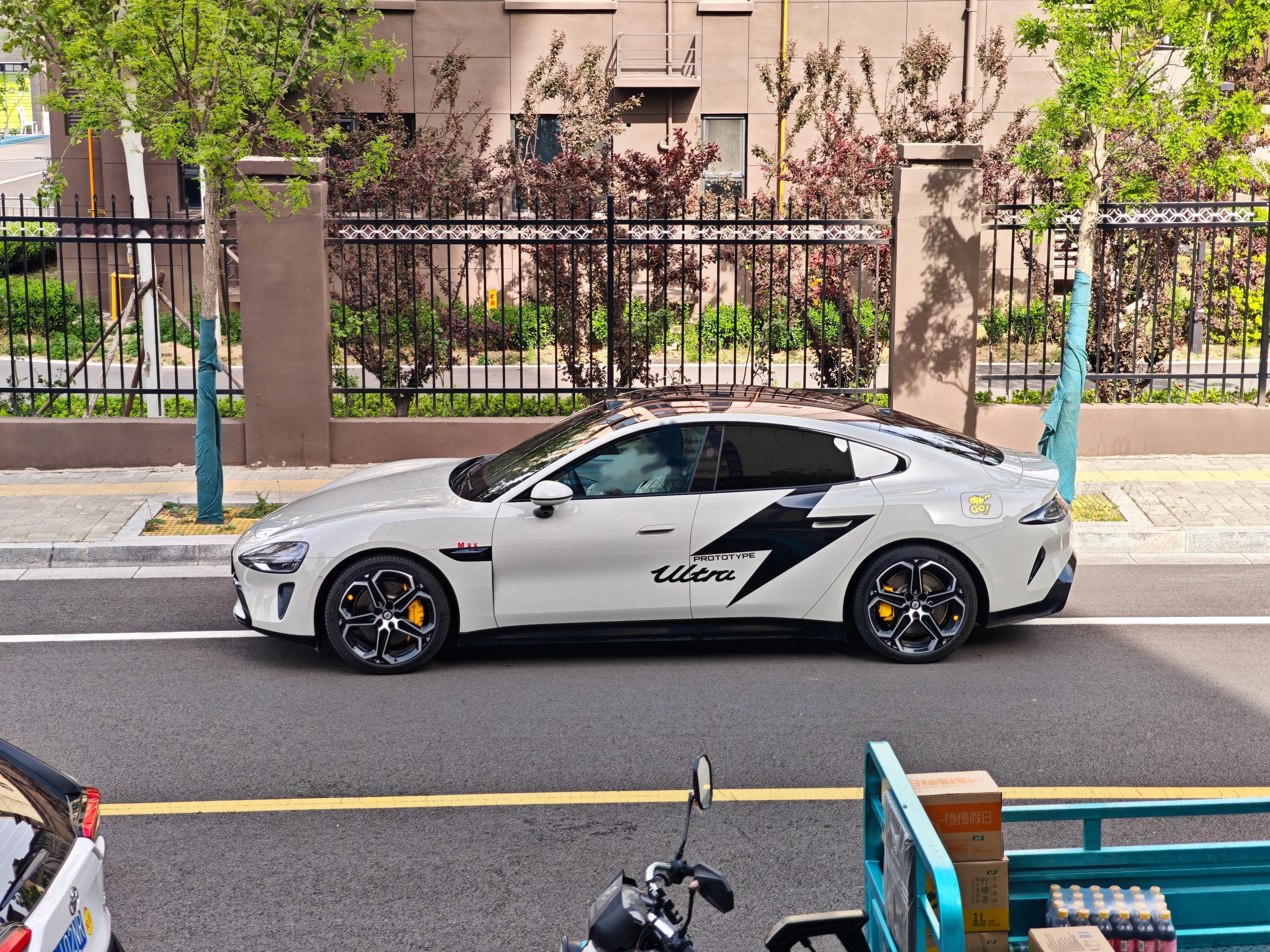 同样的闪电拉花，放在SU7身上比YU7身上帅好多，有点想我的小米SU7了，也不知