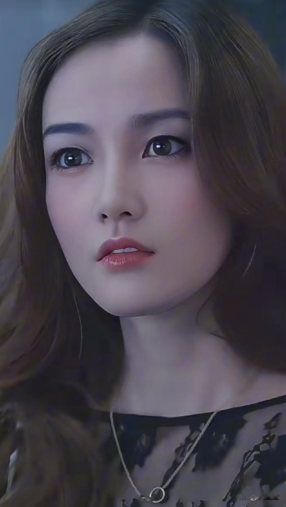当年真的觉得她长得又美又气质，我一个女的看了都好喜欢，真的是太美了，有认识她的吗
