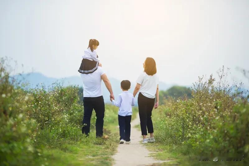 一个人幸福还是一家人在一起幸福，这还真不好说。
一个人时，自由得很。想几点睡就几