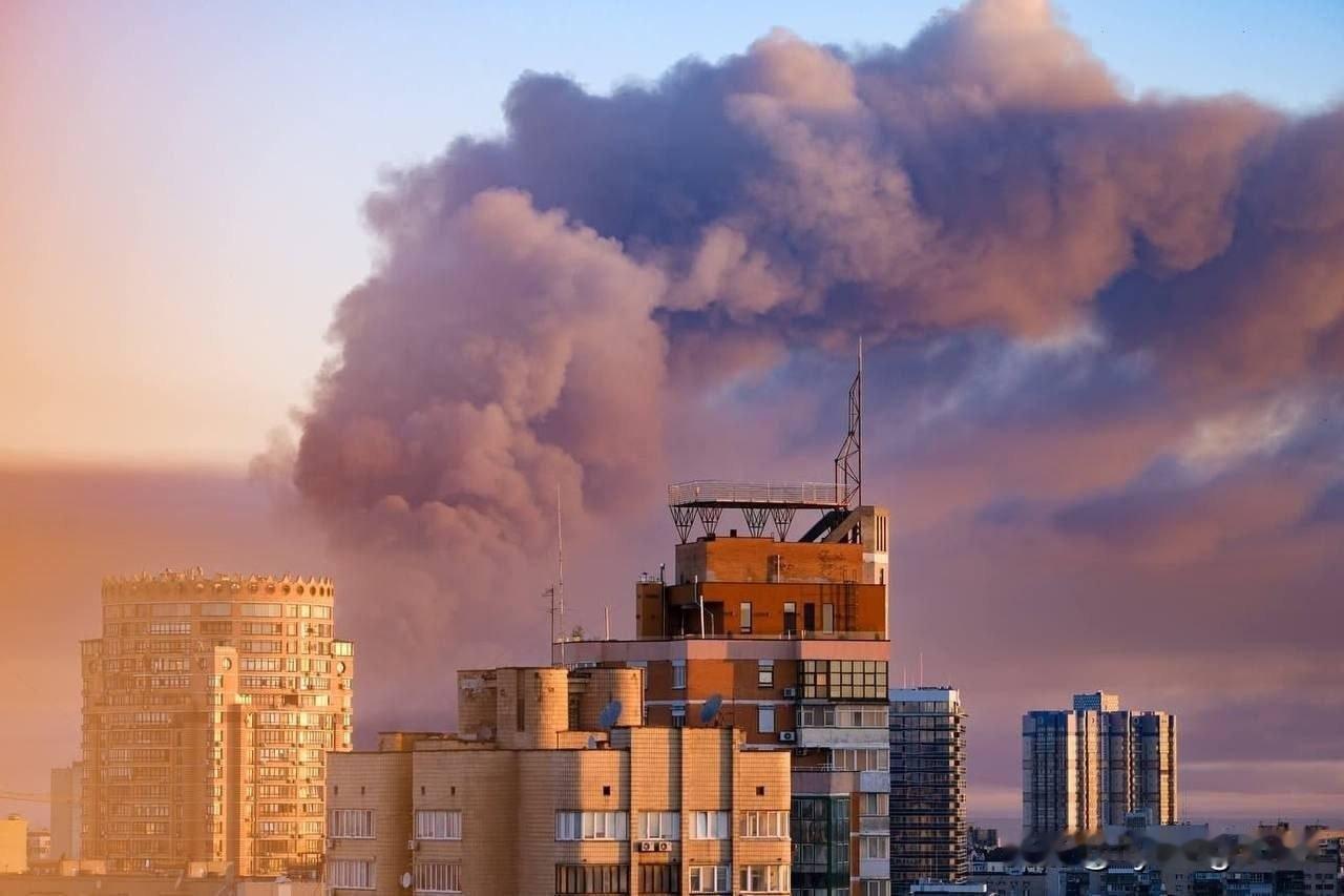 🇷🇺❌🇺🇦俄罗斯武装力量连夜发动袭击后，基辅清晨的全景。