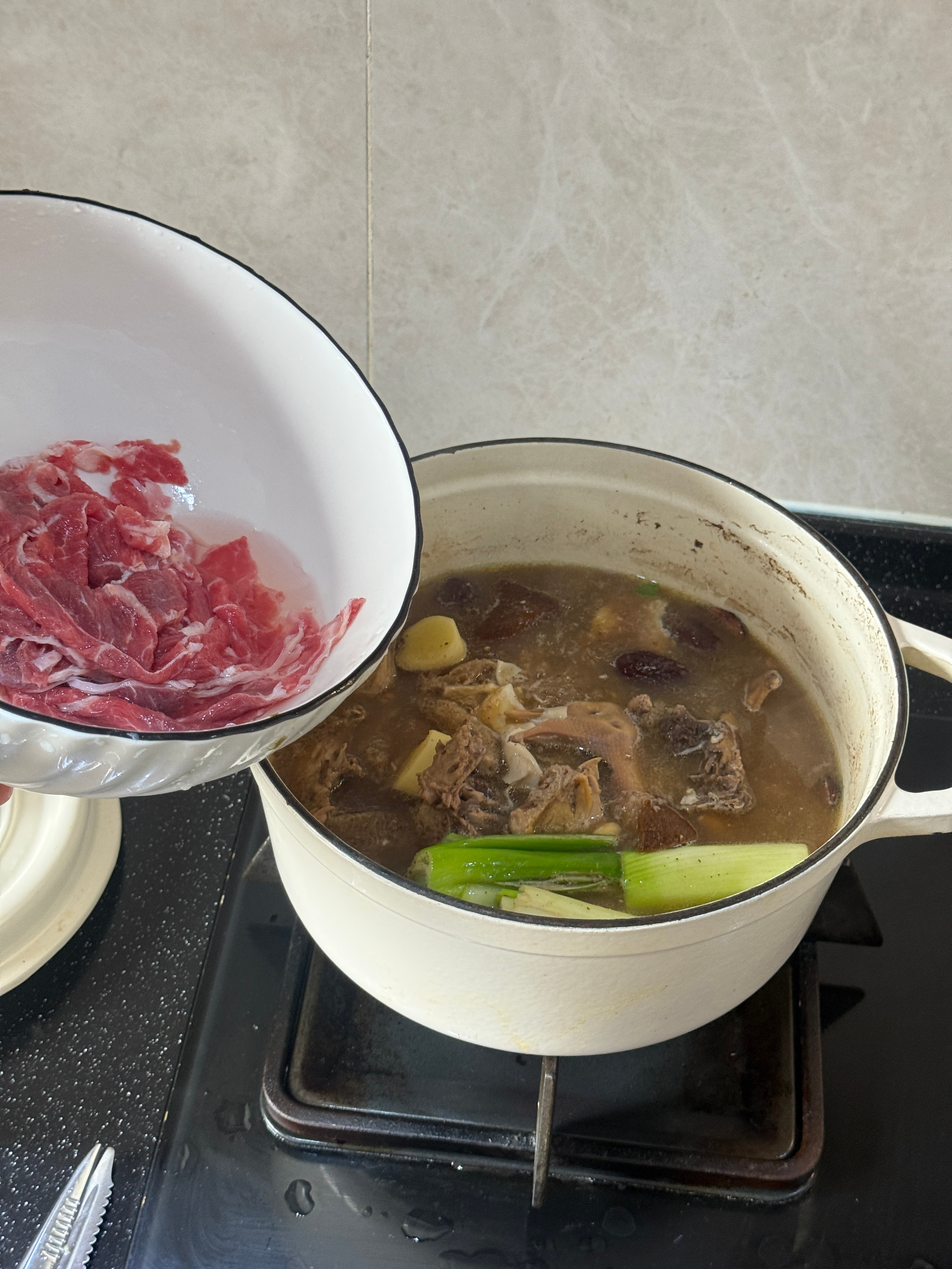 猜这一锅是什么？鸽子牛肉汤，放了两个鸡蛋，汤料包+乌鸡白凤丸 补气血！！！！ ​