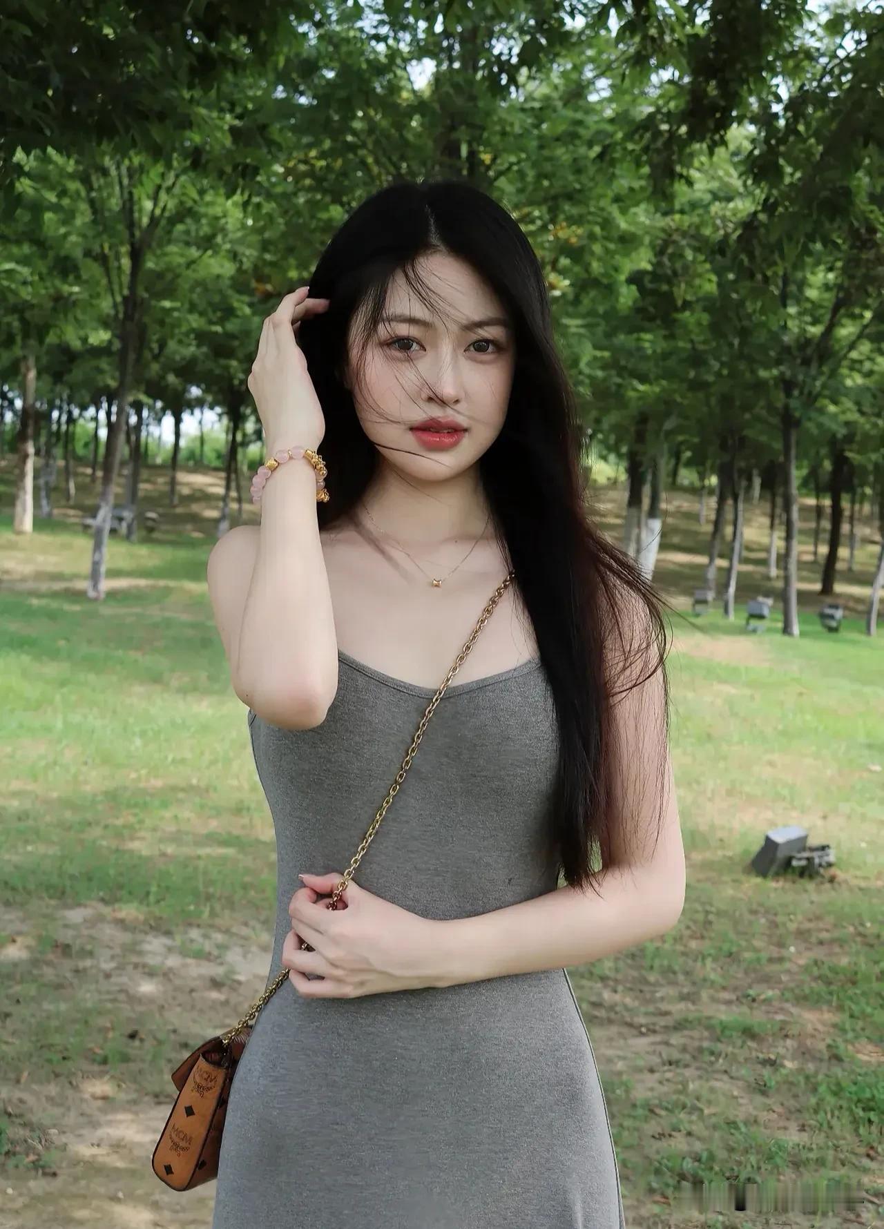 灰色吊带裙配绿茵，  
慵懒风里藏着少女心。  
午后阳光正好，  
随手一拍都