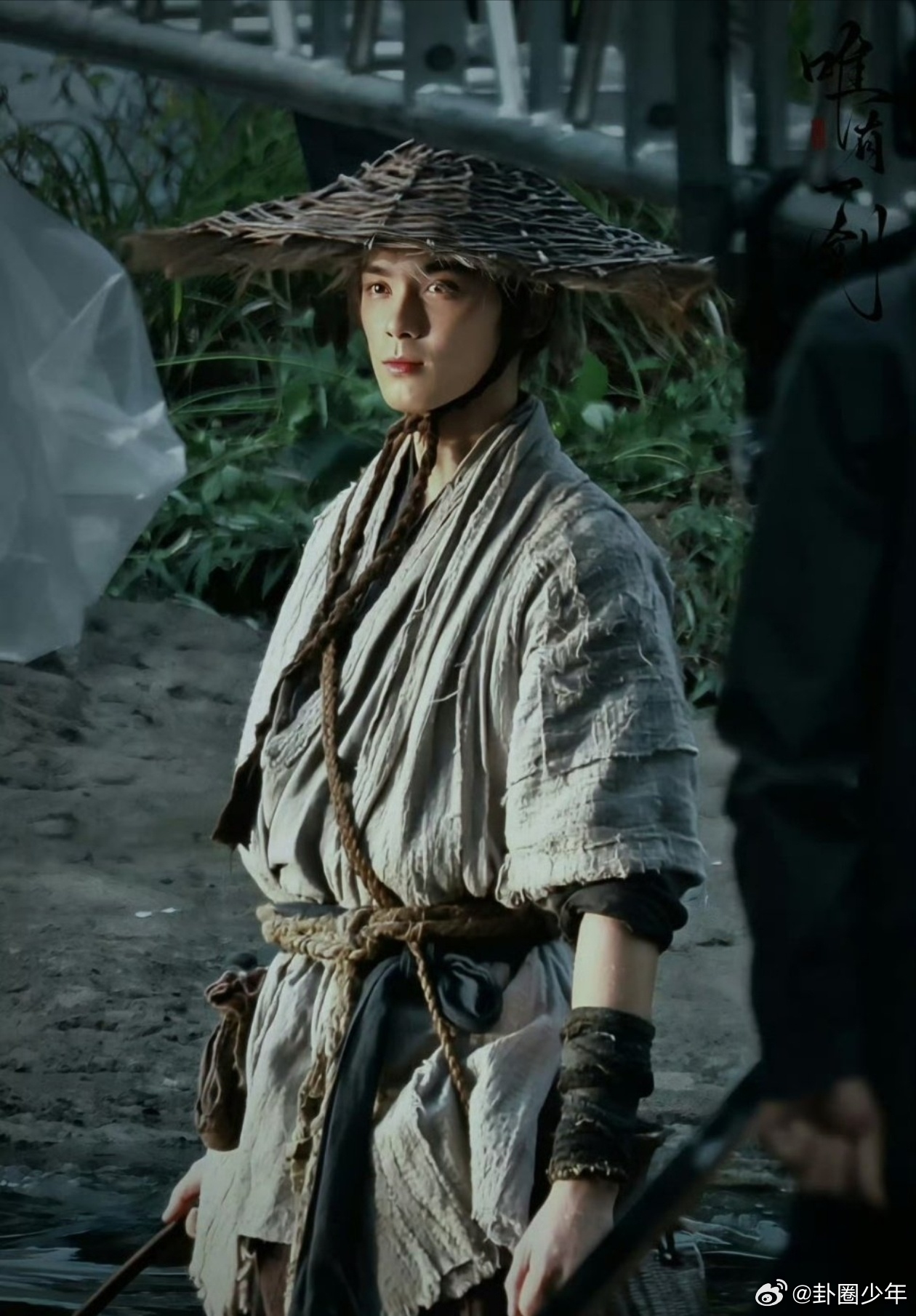 吴磊剑来布衣路透 吴磊剑来布衣路透释出，一身布衣的吴磊尽显清爽利落，仿佛从武侠世