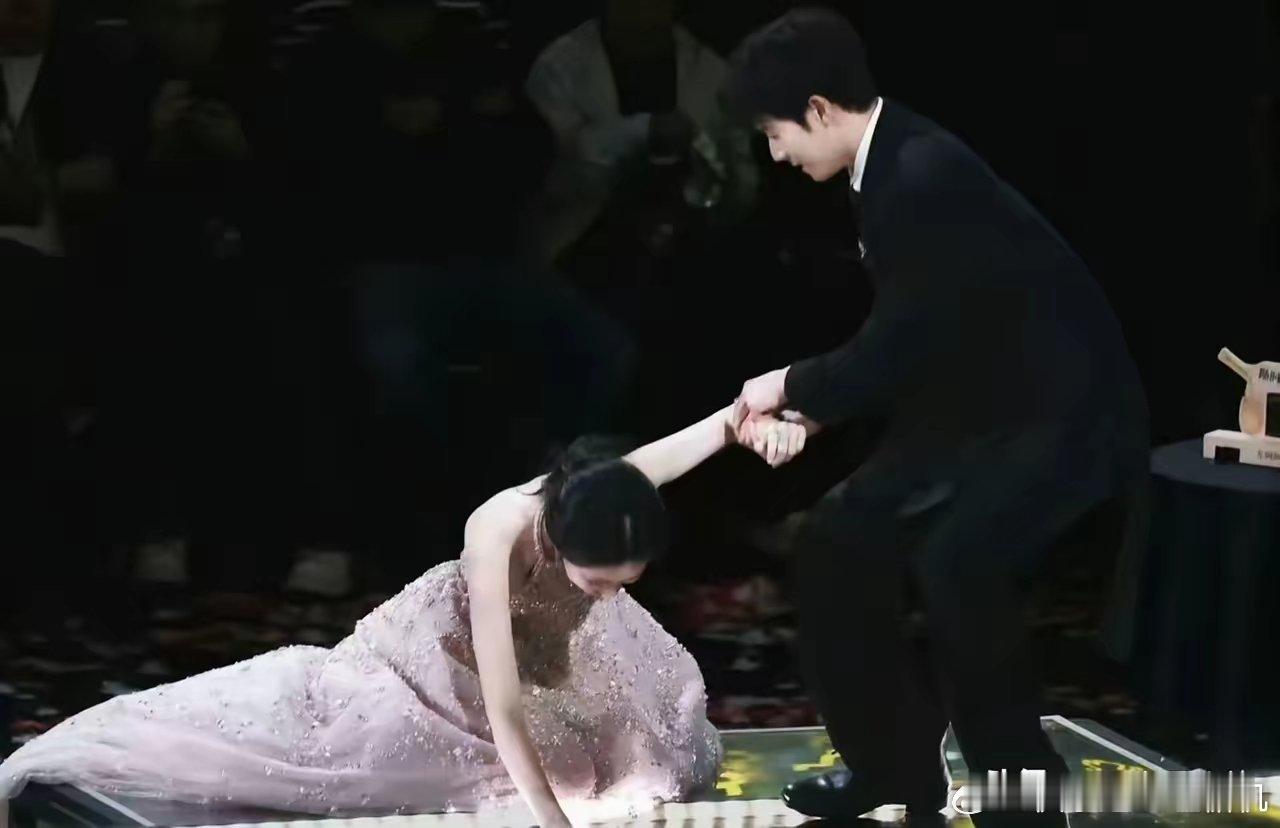 孟子义这一摔，直接封神！谁懂啊！孟子义这一跤摔得也太绝了😭！本来是平平无奇的活