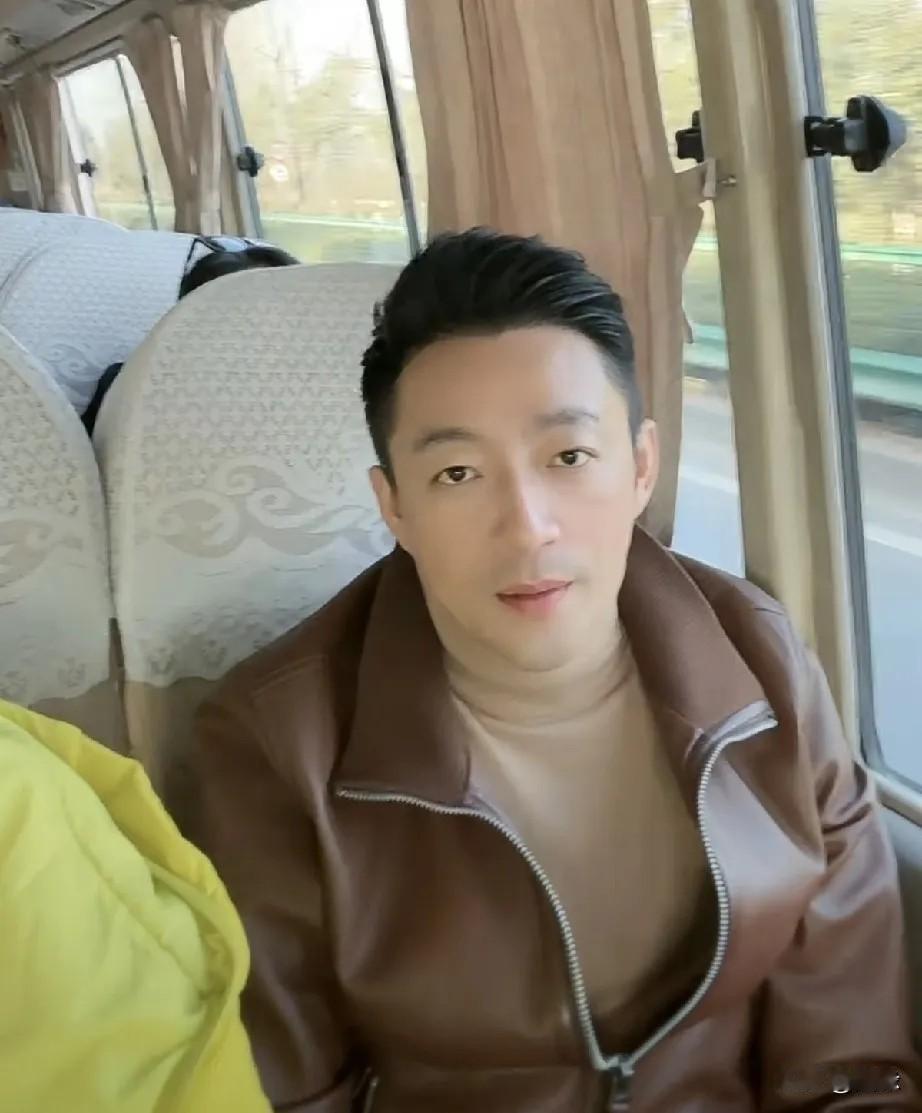 笑喷了！
网友:汪总，你的发型都是自己弄的吗？
汪小菲:不是我自己弄的，难道还有