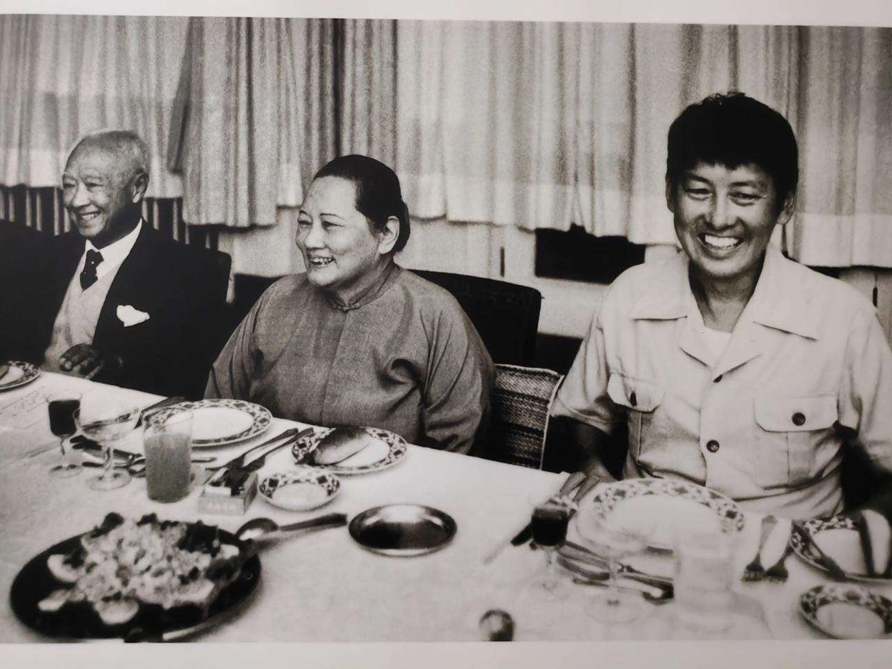 这张照片上和国母宋庆龄合影的年轻人叫邓广殷，他一度被宋庆龄当做干儿子，甚至宋的遗