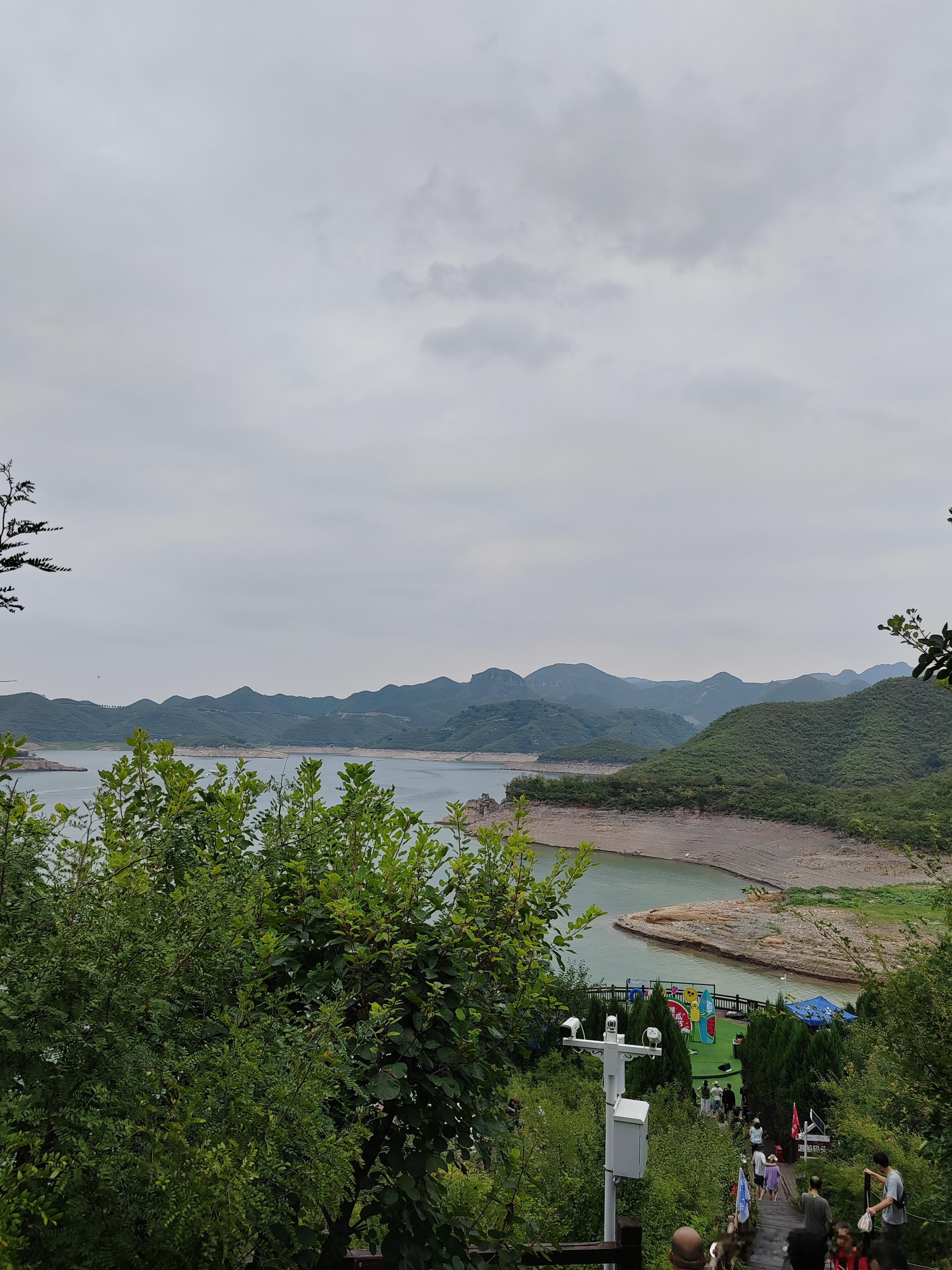 放下执念，轻装前行。不必纠结结局，沿途风景，已是馈赠。 ​​​