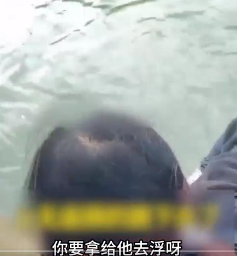女店员套游泳圈勇救落水男子！
在浙江某景区的一家泳具店门口，一名男子不慎滑入河中