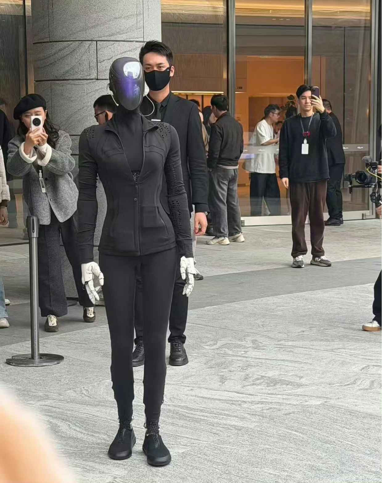 小鹏机器人假人疑云后再翻车这再也不会有人质疑是真人假扮的了吧但该说不说出场那几步