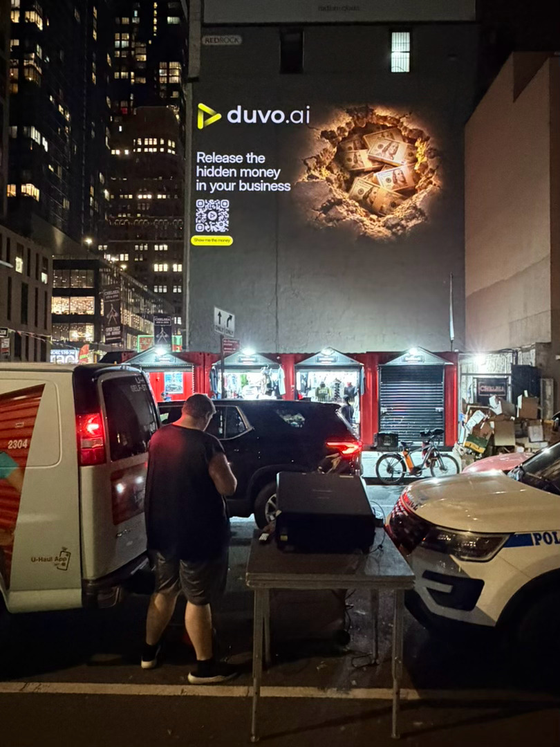 纽约街头广告是这样做的今晚走在 Chelsea 街头，忽然被一面建筑外墙上的广告