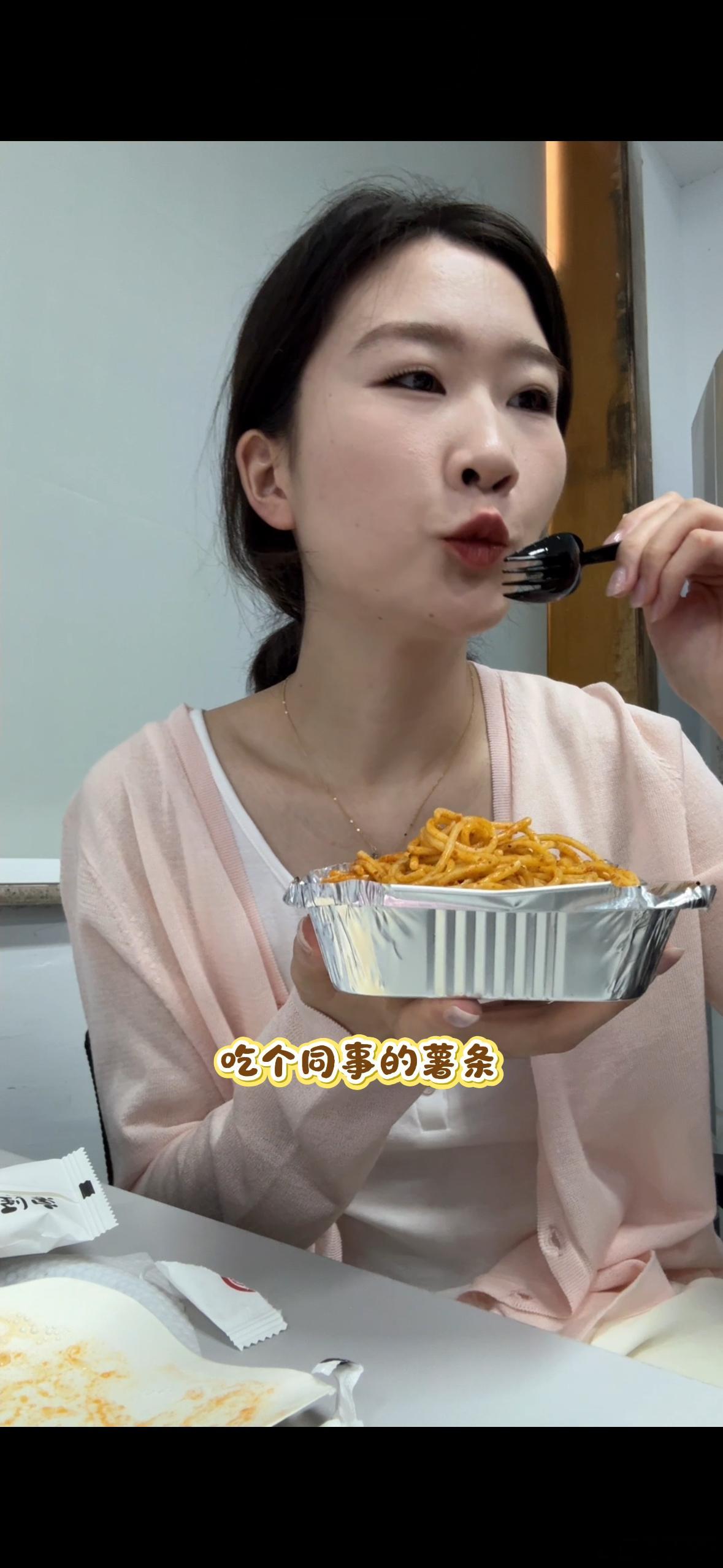 vlog剪好了嘻嘻晚上给家人们当下饭剧看因为视频里一半以上时间都在吃东西