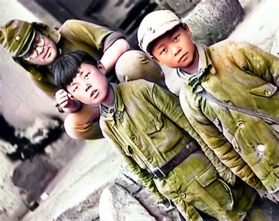 抗战时期，不幸被侵华日军俘虏的两名中国少年兵，也就十岁左右的样子，面对日本人的镜