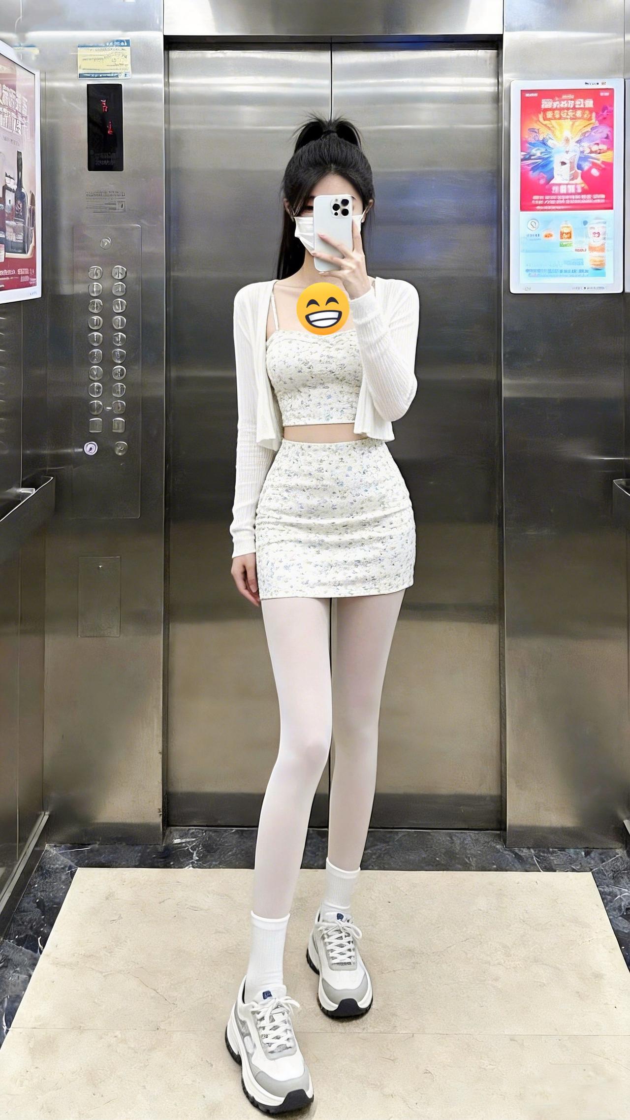 放不放假无所谓，就要甜一下你？电梯间里，碎花吊带套装裹着仙甜软萌，白开衫一搭又添