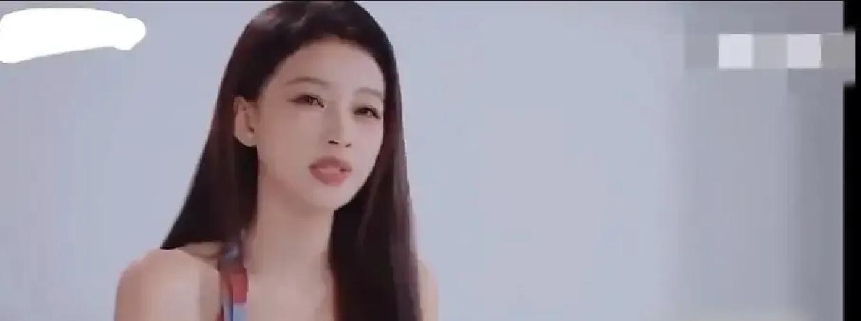 因坐姿被骂没教养的孙怡，竟是钢琴十级：她的人生，从来拒绝“标准答案”
候场时随性