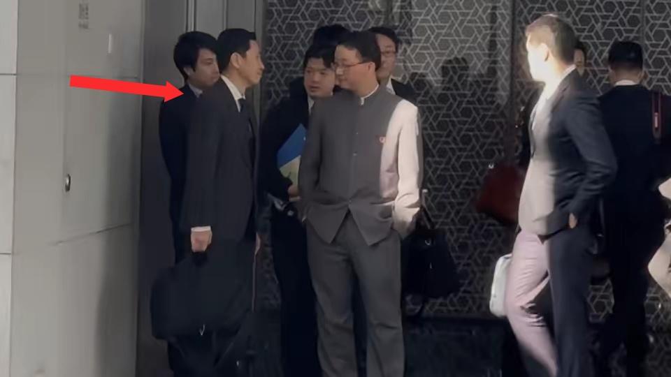 抗议无效！日本外务省亚洲大洋洲局长金井正彰就中方在东海新建构造物提出抗议。而这位