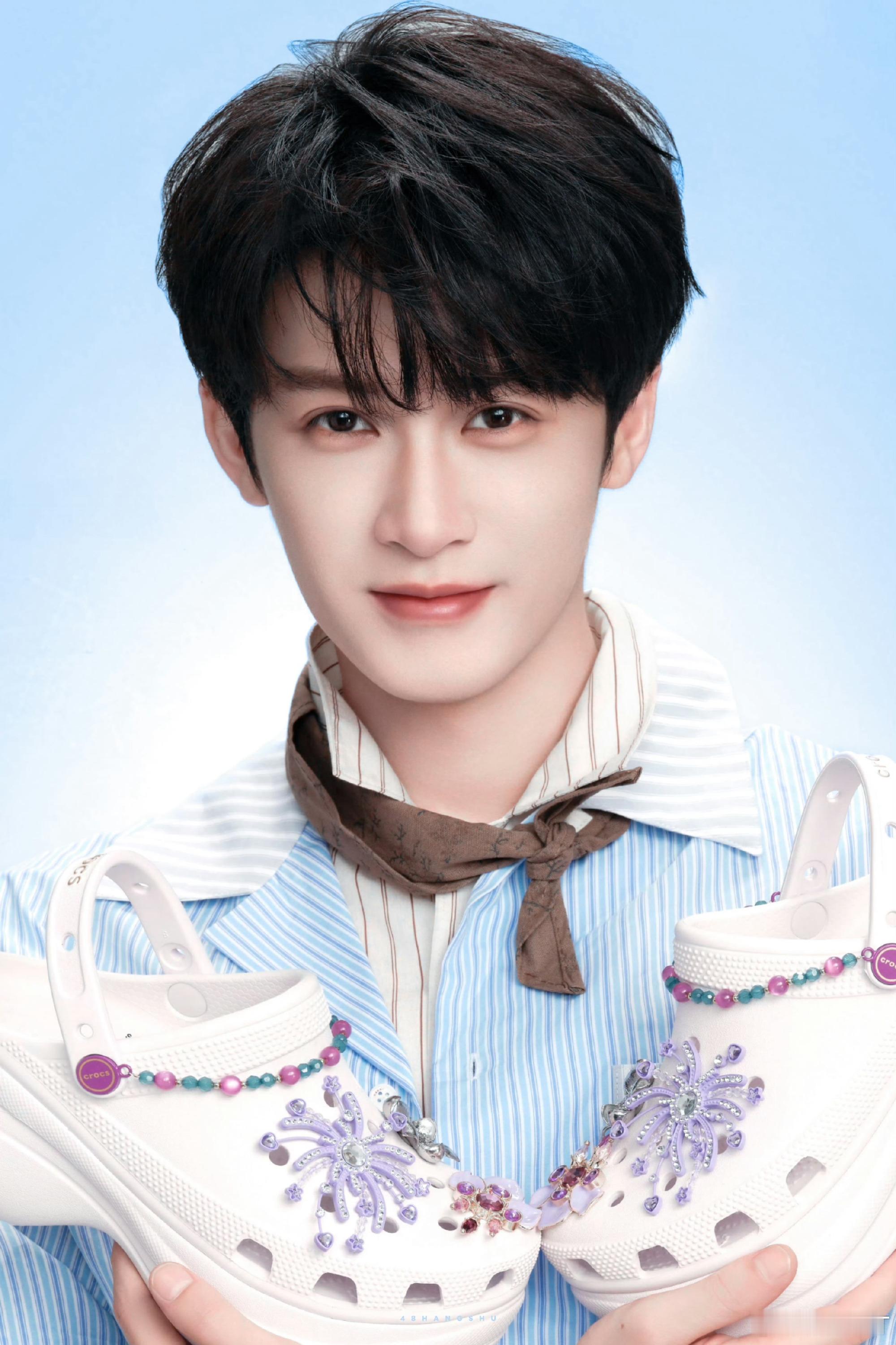 眼睛里有星星，集帅气可爱于一身，笑起来甜甜的，眉眼弯弯的阳光帅气大男孩檀健次大宝