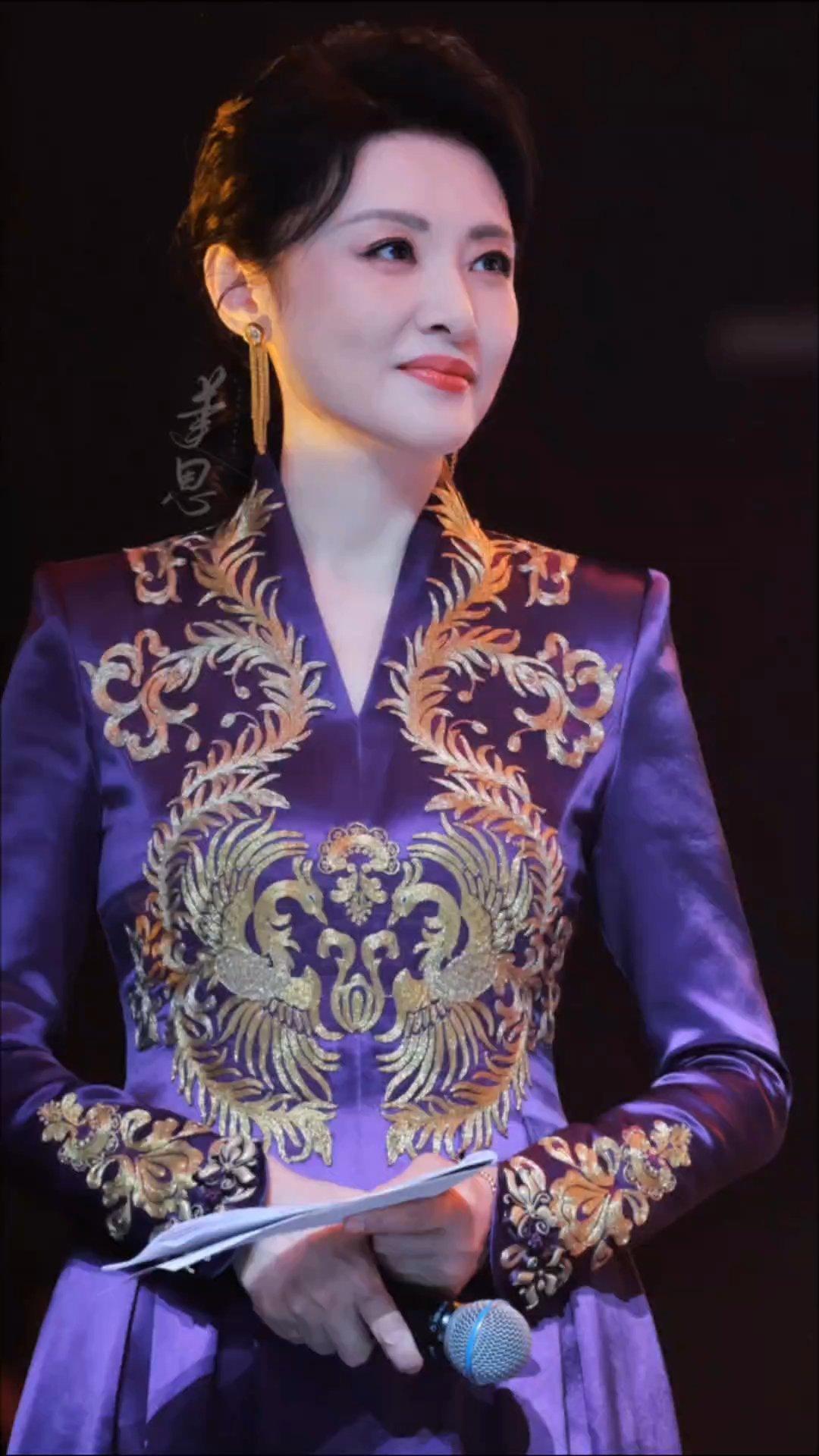 周涛早期春晚主持视频 重温周涛早期春晚主持，一开口就是国泰民安的温柔气场，端庄大