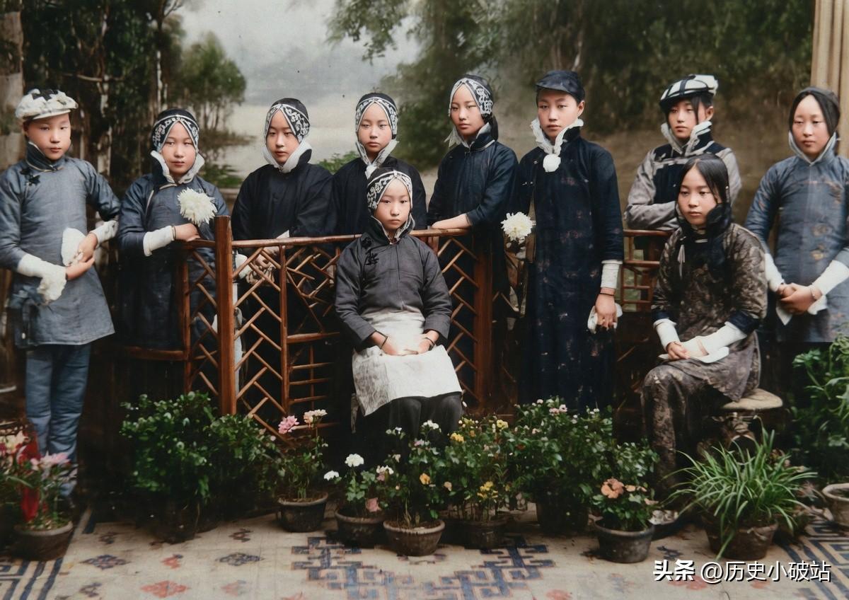 这张照片名为《上海第五次十美图摄影》，摄于清末民初的上海，是当时上海青楼界“花榜