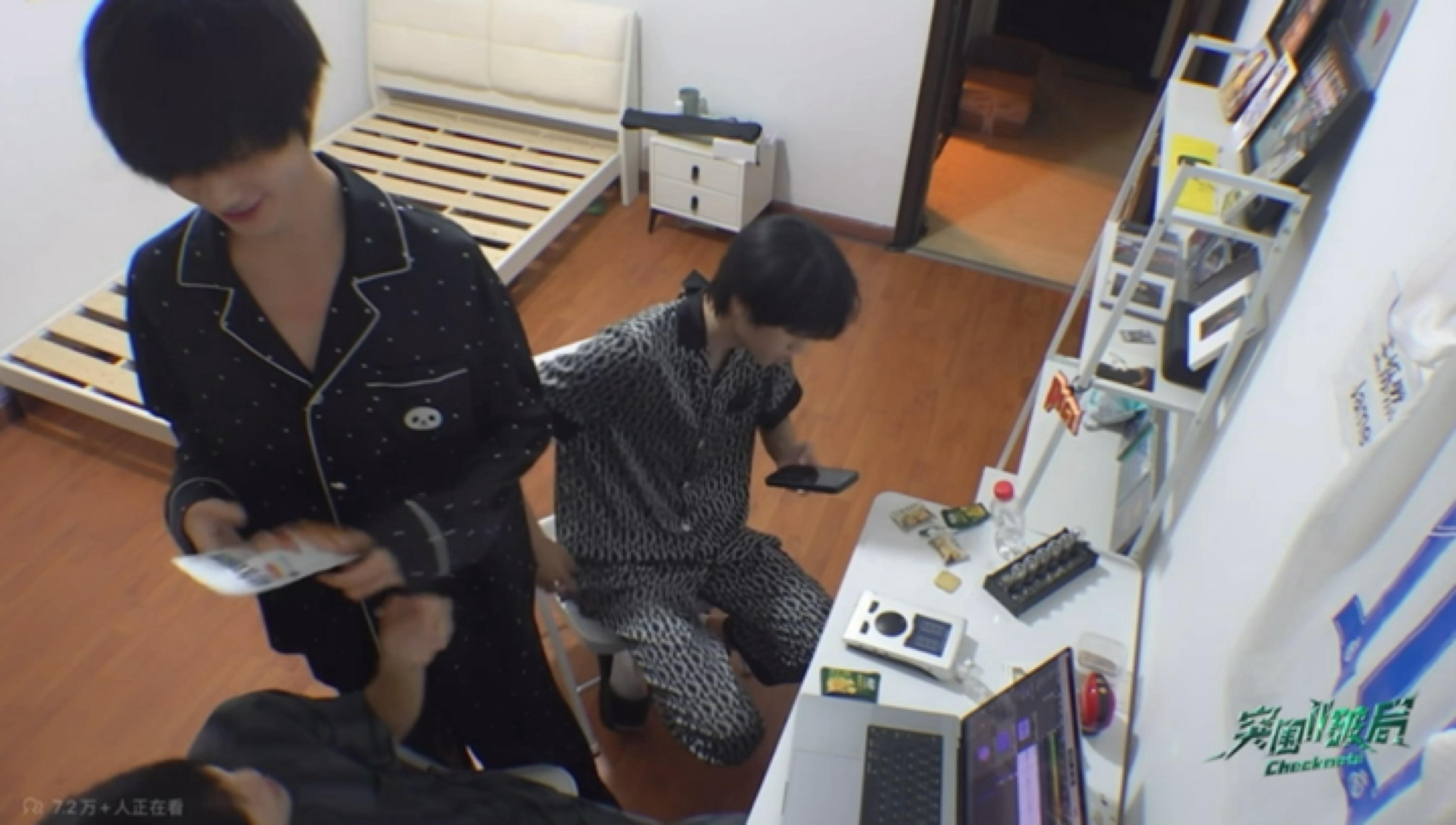 哎好搞笑这人全然不管旁边人在那里突突突 小组合作好想遇到这种人 