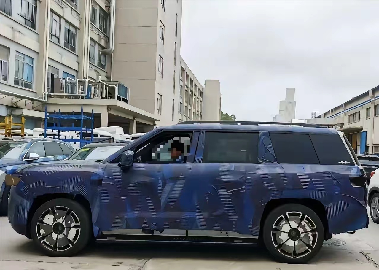 方程豹钛9谍照，车身真的好霸气，气场全开啊… 