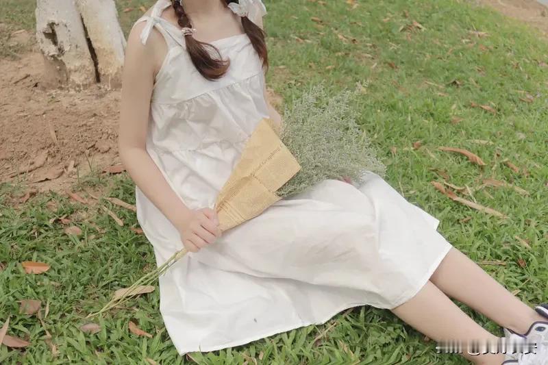 夏至三暑
南方的连阴雨天
百合花眼噙泪水
凝望向你的白裙
红豆树下的花折伞
那是