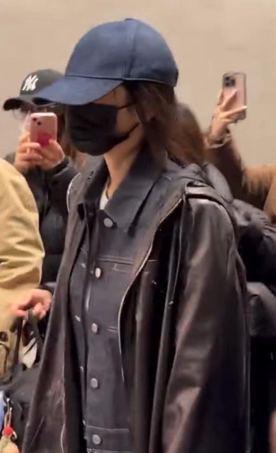 杨幂飞米兰看秀｜品牌代言人杨幂 身着Prada 2026春夏系列深色牛仔套装，搭