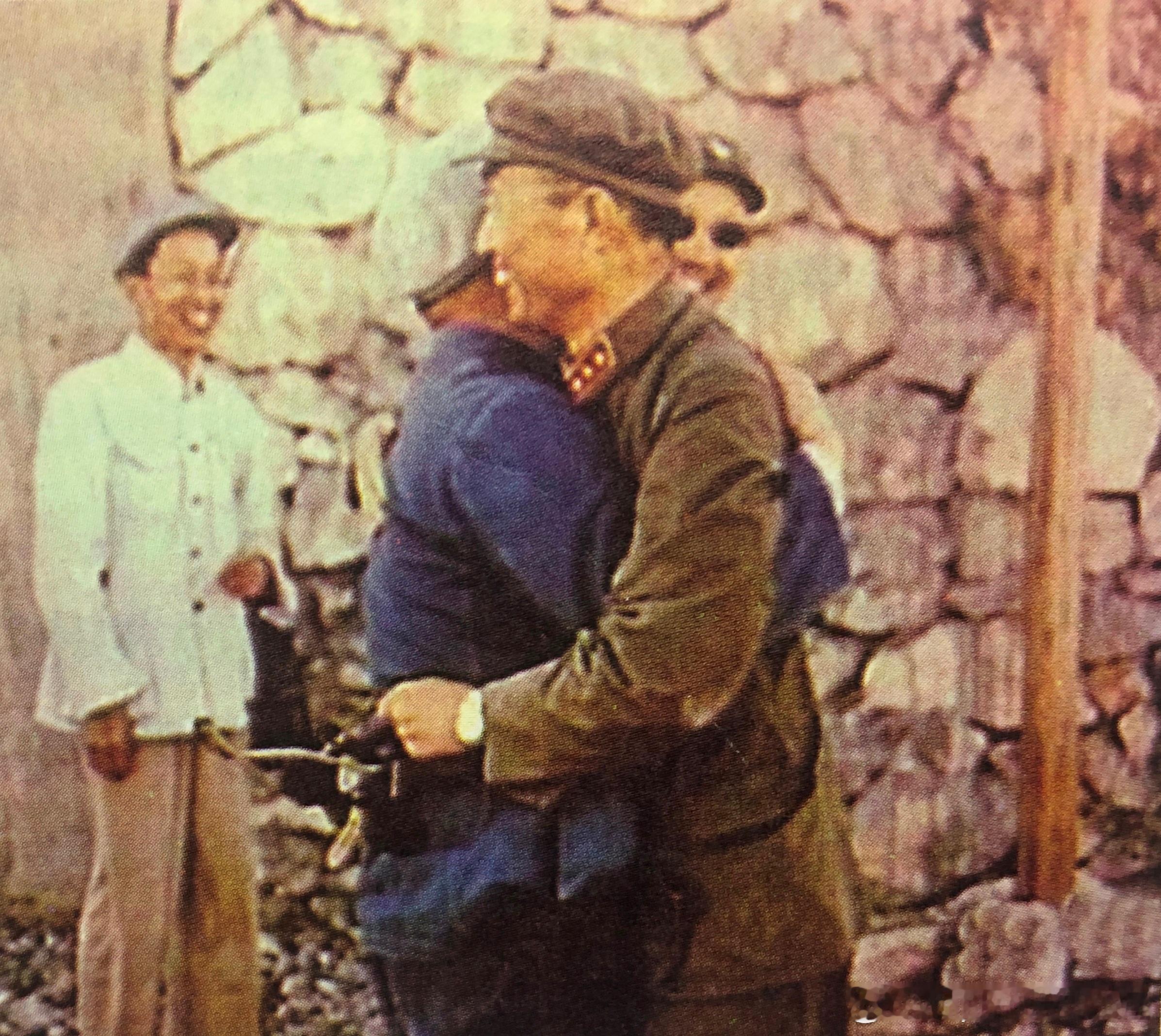 1964年6月29日我国中近程导弹东风-2号飞行试验成功后，张爱萍和钱学森紧紧拥