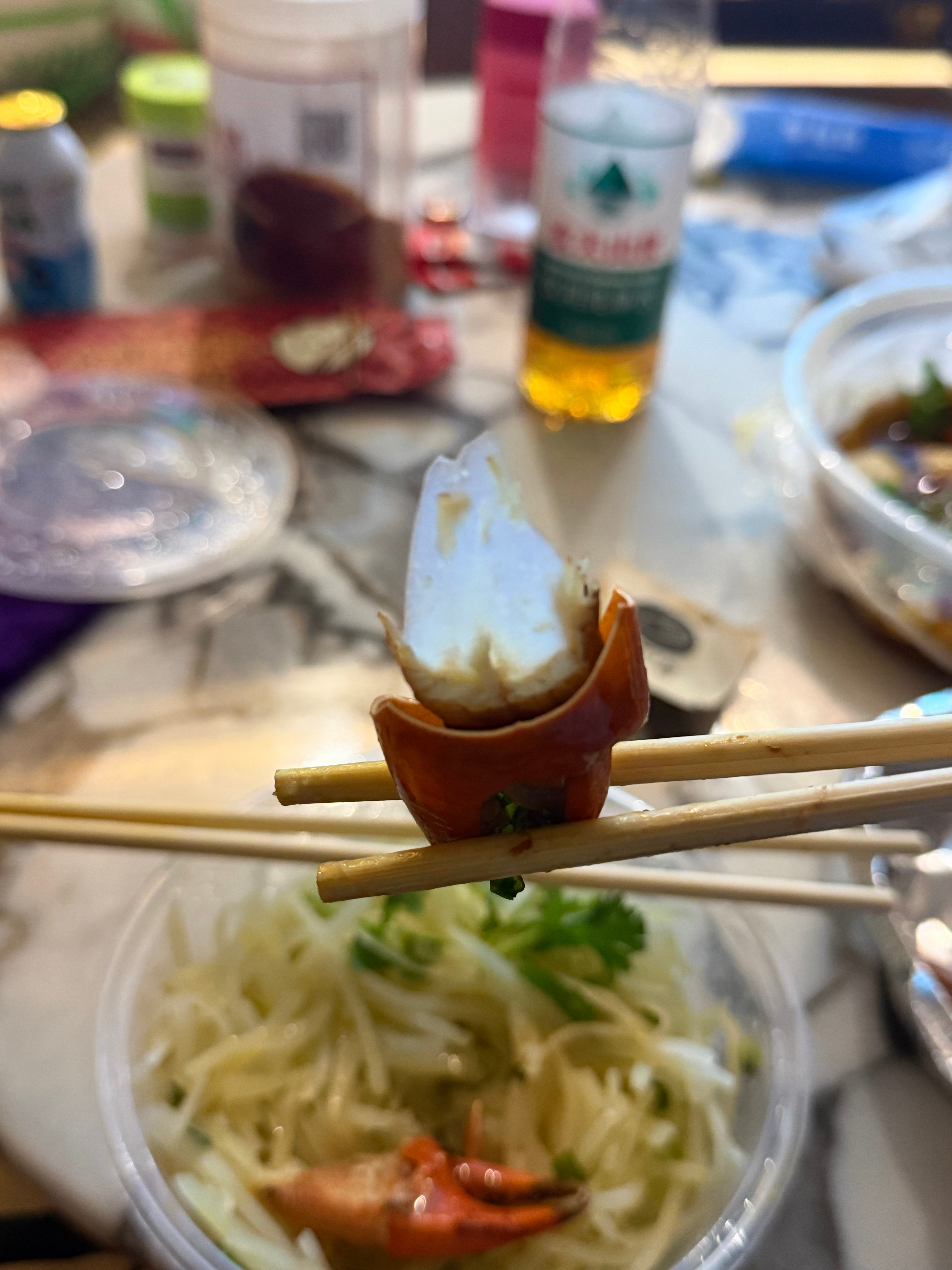 笑死 给我剥了蟹钳 吃不到就算了还得把边角料拿回去嗦了 不能浪费哈哈哈哈哈 ​​