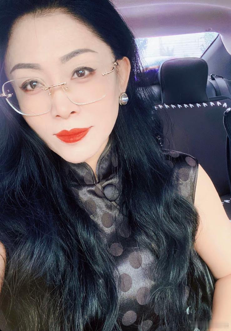 眼镜一戴谁也不爱之美阿姨 ​​​