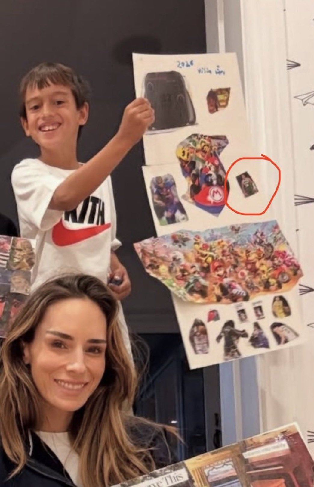 热火主帅斯波的儿子，他在他的2026年愿望板上，贴了一个字母哥，emm新赛季篮不