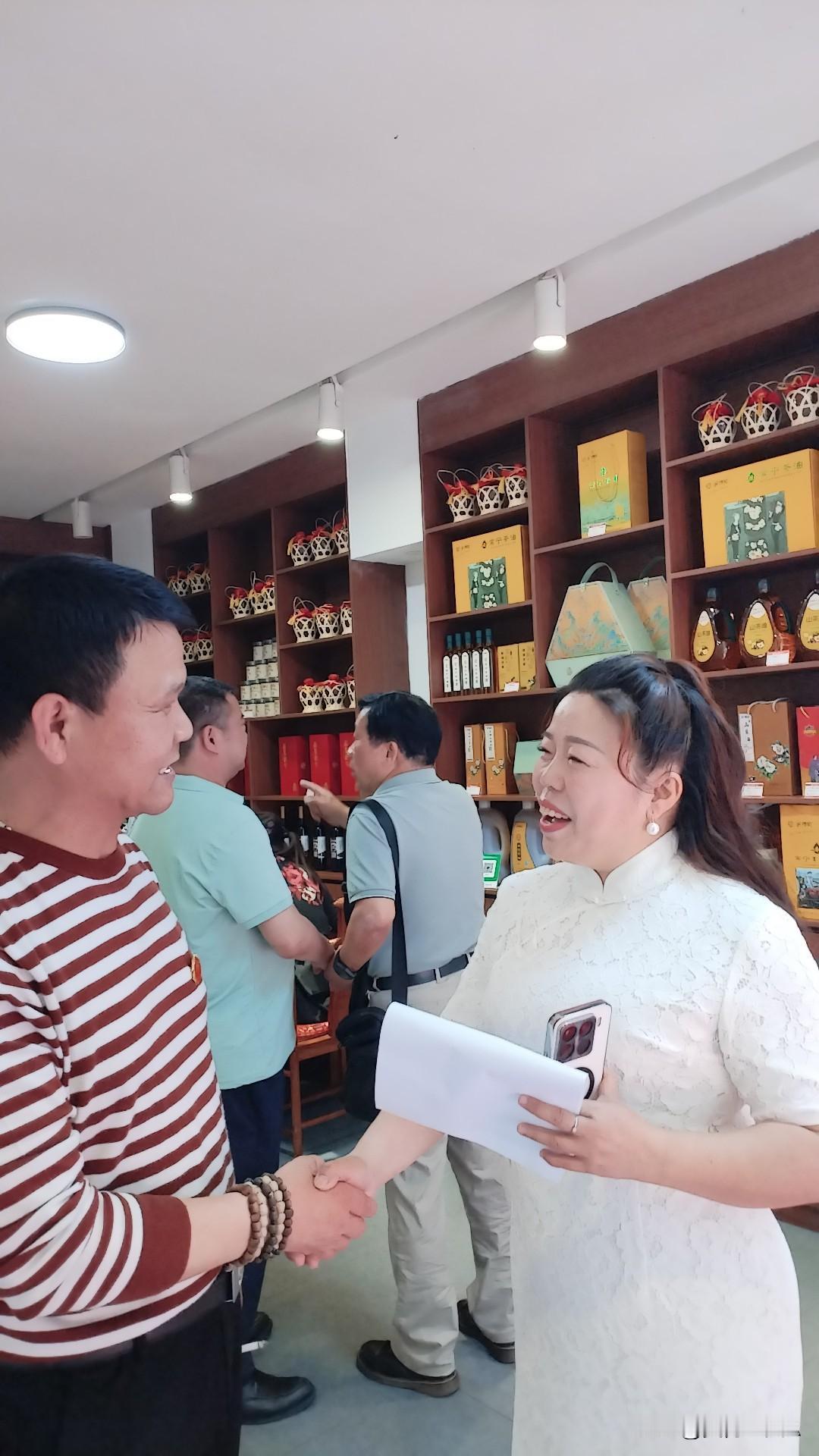 这个李茜非彼李茜。
5月10号，版画家肖健兄发来邀请函，李茜在衡阳市万恒茶文化广