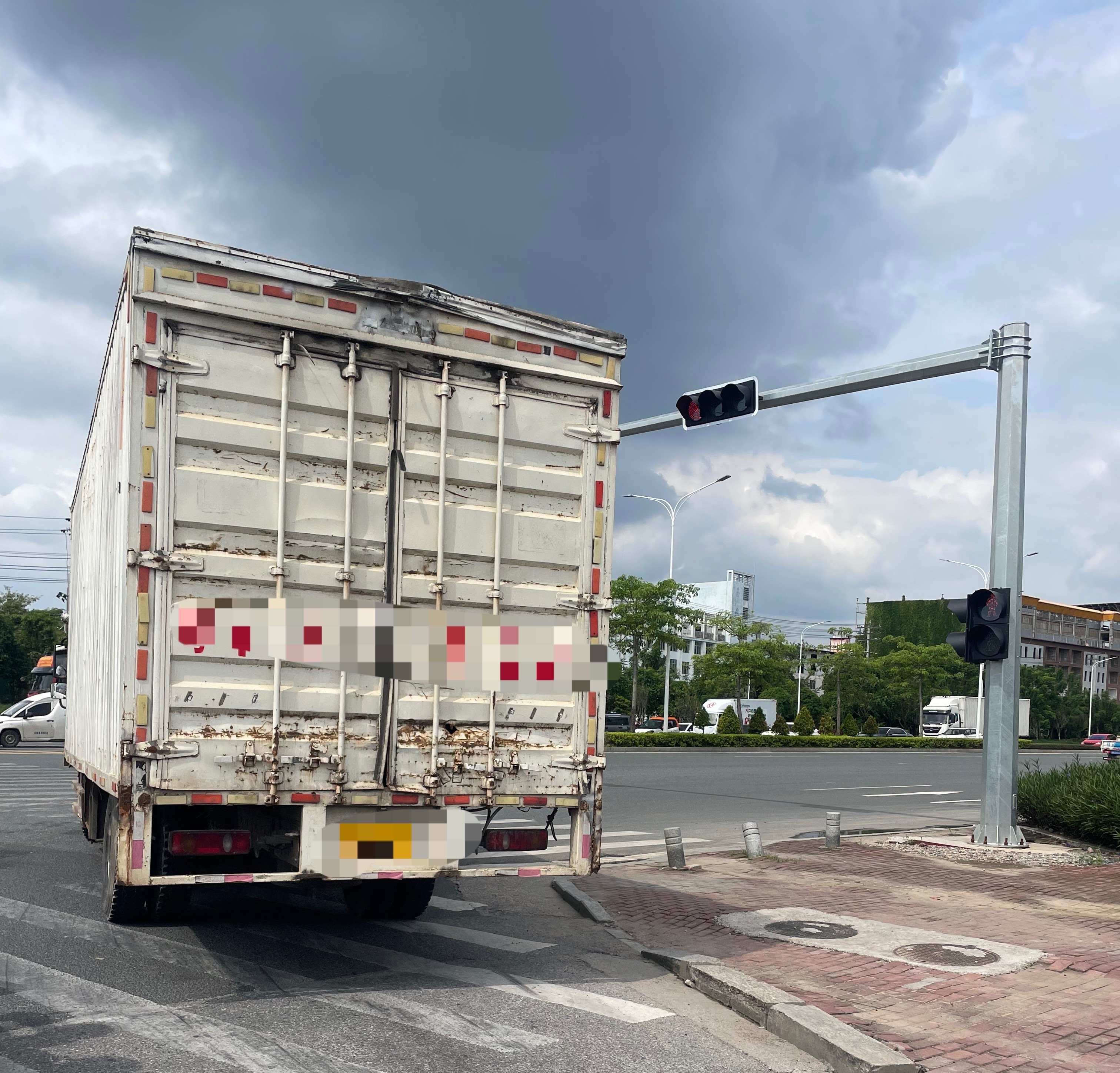 【玉林二环玉博路口汽车走两轮车道险象环生】7月16日，网友爆料称：玉林市二环南路