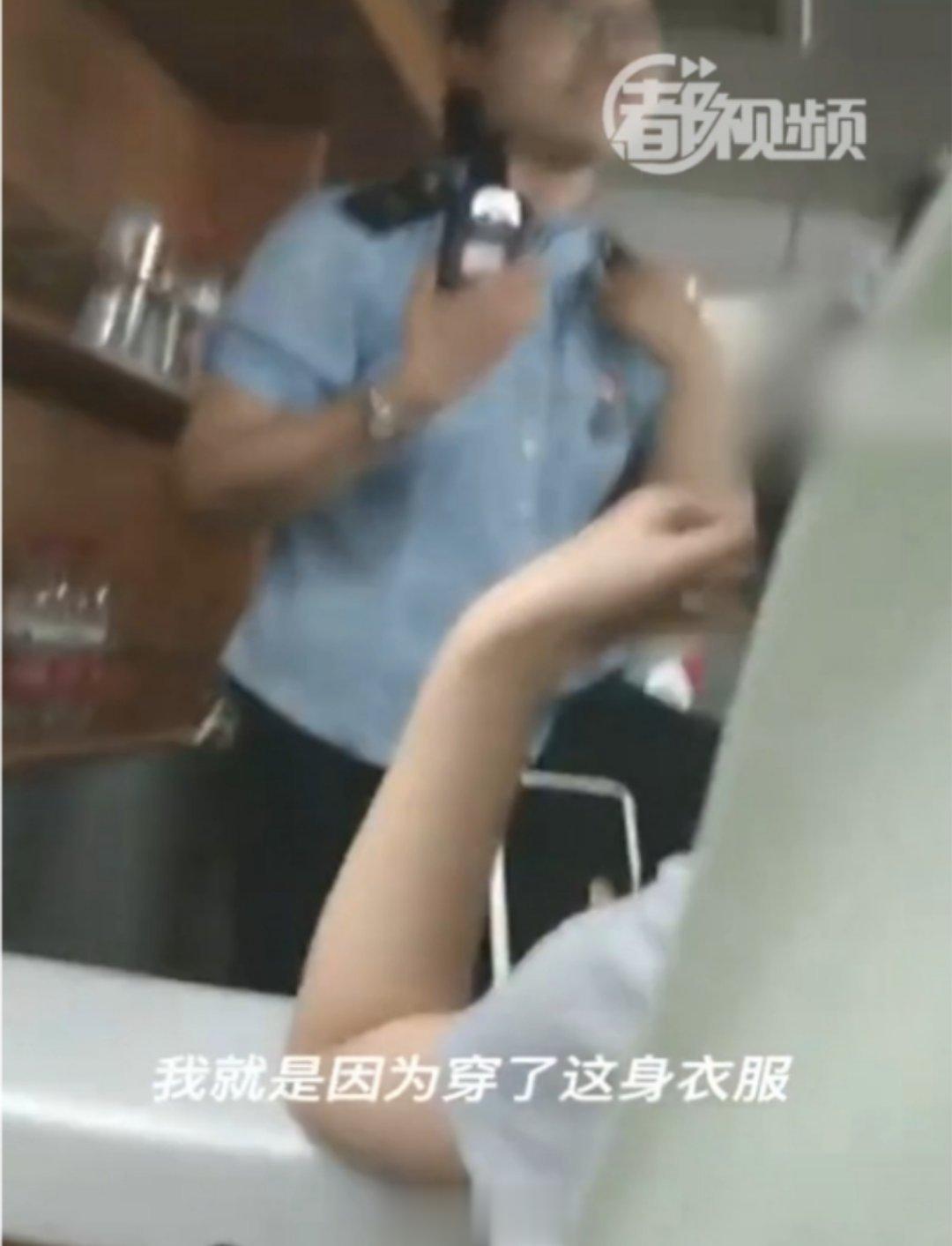 #就是因为穿上了这身衣服我得对得起大家#开往丰台的列车延误，女列车员哽咽安抚乘客