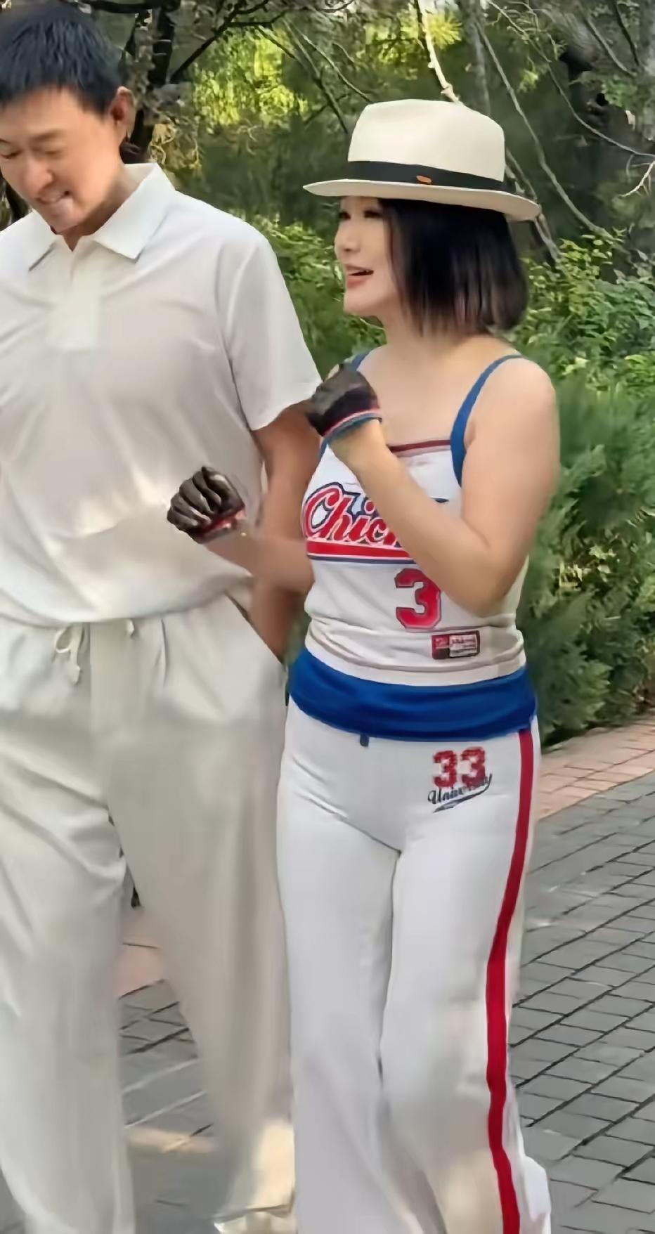 肥美可餐的周艳泓！真的是让人意外呀，没想到50多岁的周艳红身材依旧保持的这么好。