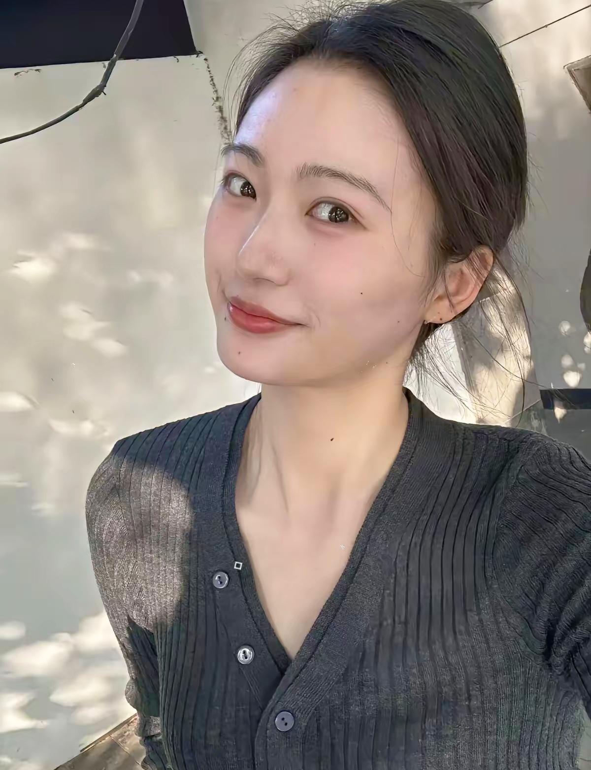 39岁的李姐，离婚时拍着桌子跟前夫叫板，说自己长得漂亮，分分钟就能再嫁。结果离了