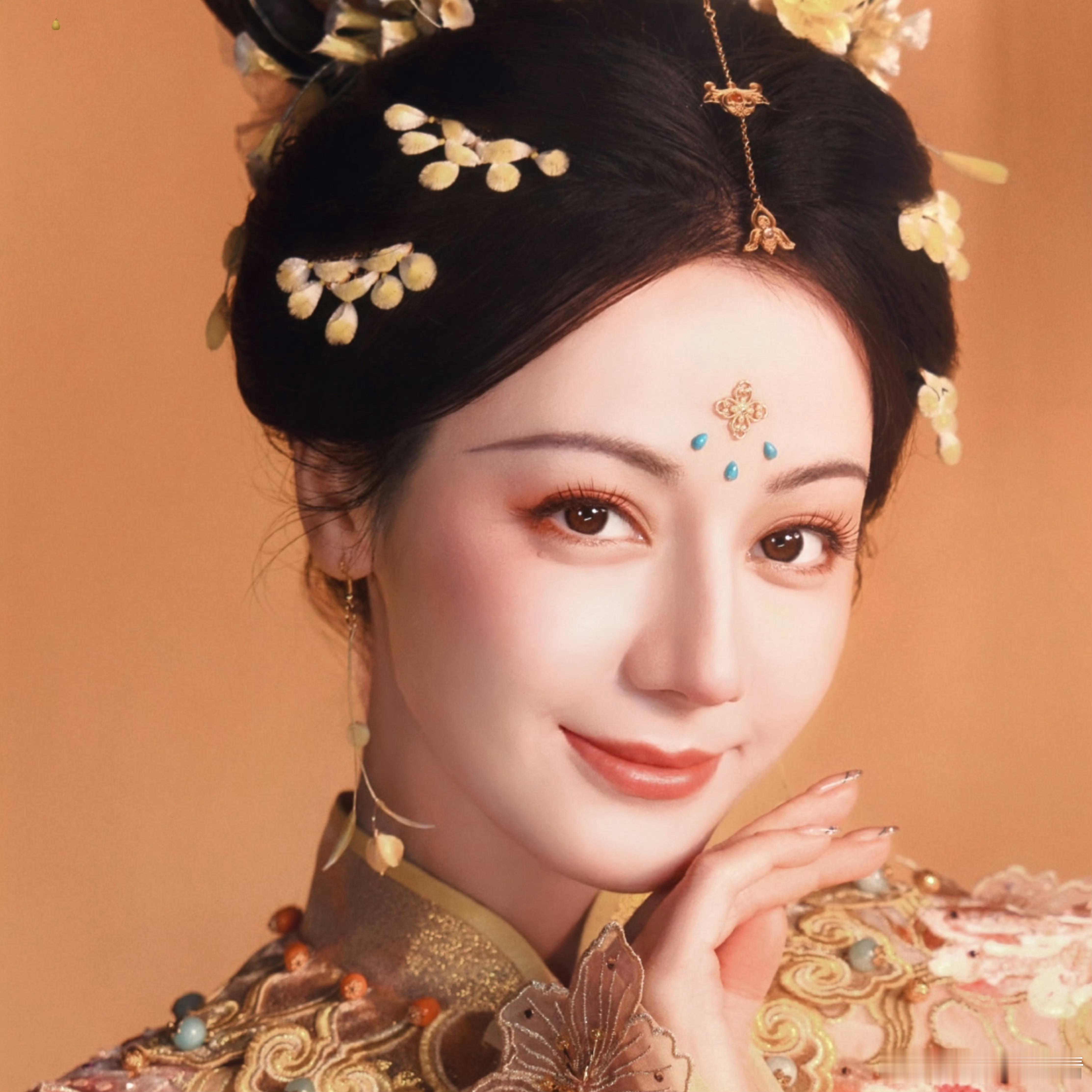 迪丽热巴中秋嫦娥造型 粉丝真觉得好看吗？多演点适合自己的吧 ​​​