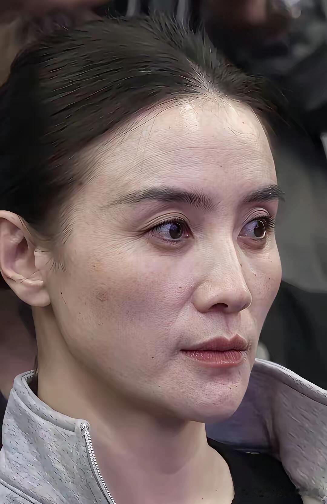 这是40多岁女明星无美颜、无滤镜的真实颜值，哪里有电视剧和舞台上看到的靓丽，不化