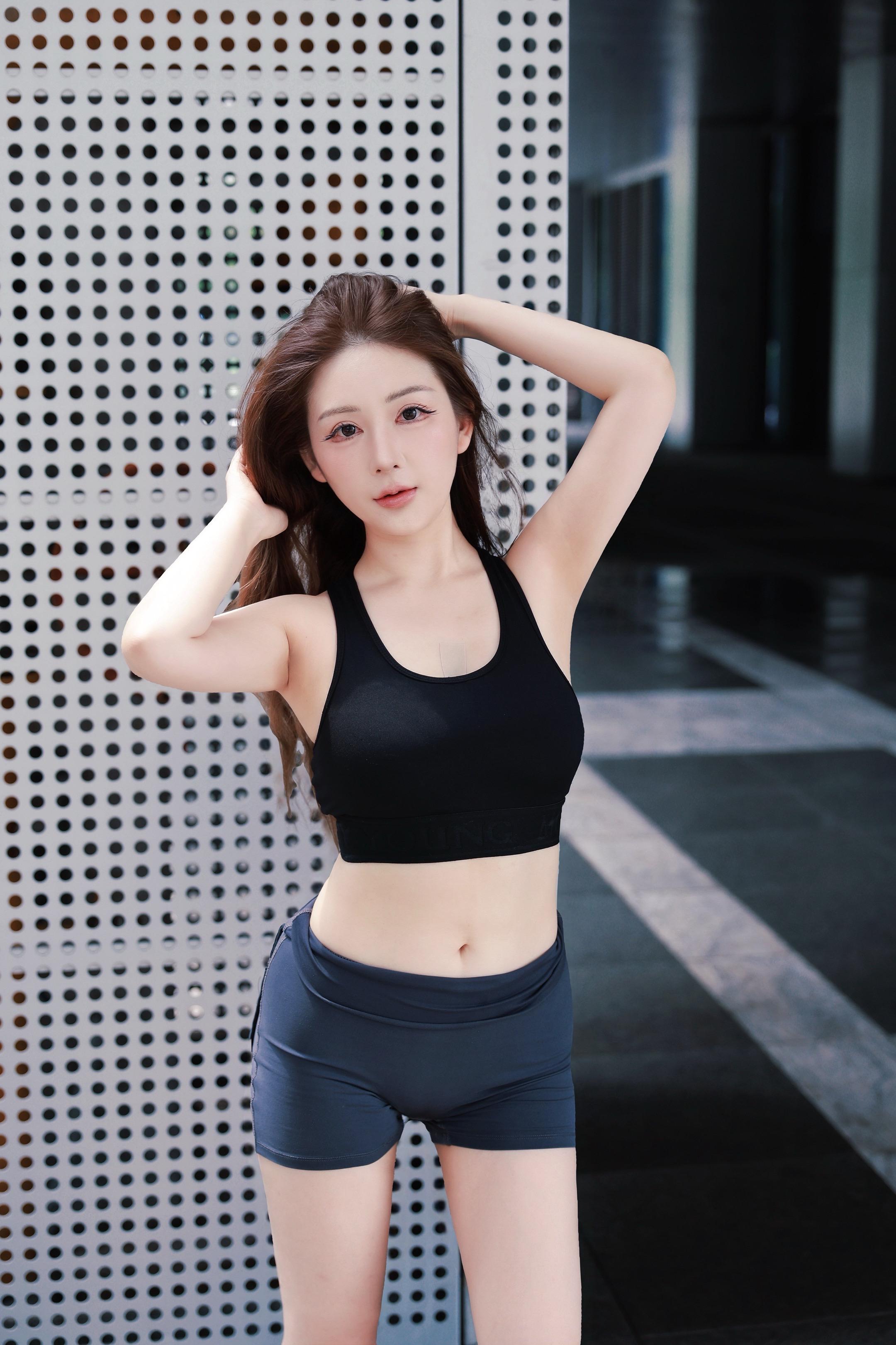 這個夏天，想在海邊販賣可樂和腹肌。