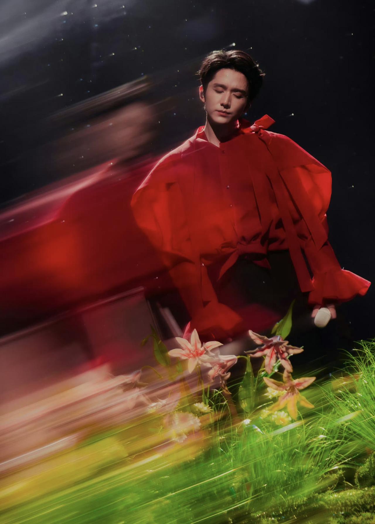 演员张新成举办演唱会，白纱红绸唯美登场， 但有人质疑说他25 个节目12 首是翻